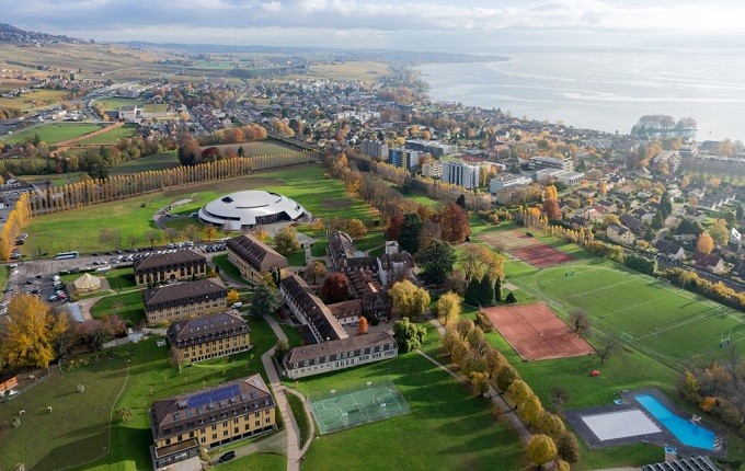 Trường phổ thông Hoàng gia Thụy Sĩ nhìn từ trên cao
