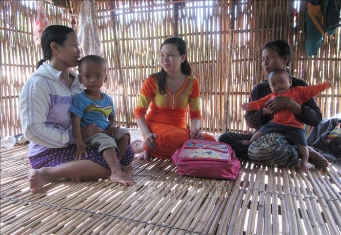 Cô Chamaléa Thị Khuyên đến tận nhà thăm hỏi, vận động phụ huynh cho con em đến lớp.