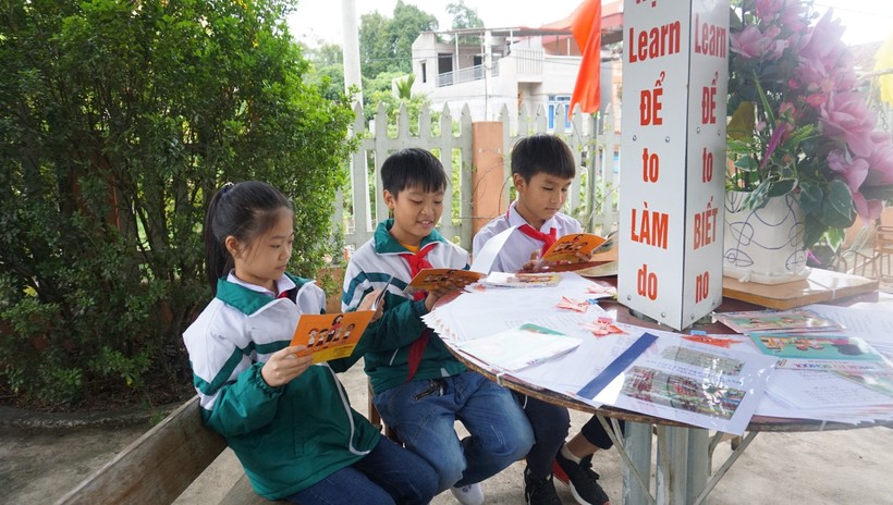 HS Trường Tiểu học số 1 Phố Ràng (Lào Cai) đọc sách trong giờ sinh hoạt CLB Tiếng Anh. Ảnh: TG