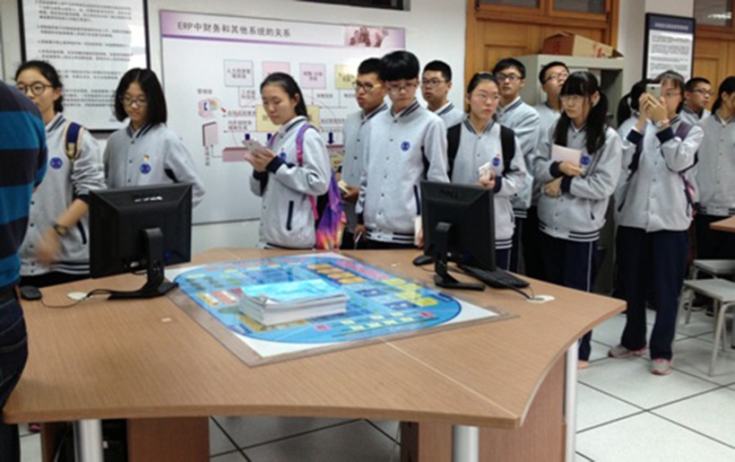 Học sinh đăng ký học chuyên ngành Thương mại điện tử tại Trường Chuyên nghiệp Ngoại thương Zhenhua ở Thượng Hải