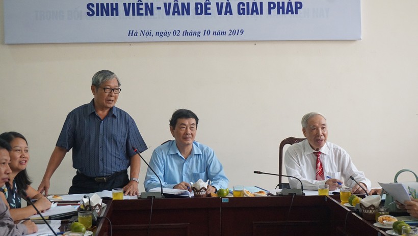 GS Nguyễn Cương (ngoài cùng bên phải) tại Hội thảo “Thực trạng đạo đức lối sống của HS, SV – Vấn đề và giải pháp”.