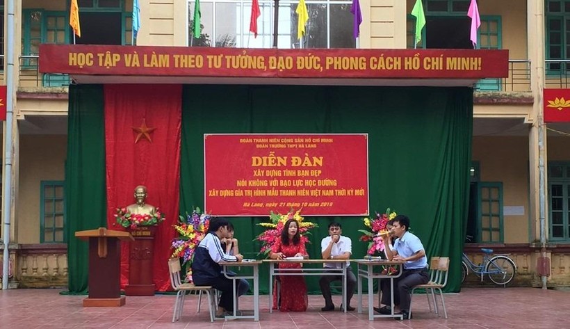 Cuộc đàm thoại giữa học sinh với Ban tư vấn học đường tại buổi ngoại khóa “Diễn đàn xây dựng tình bạn đẹp, nói không với bạo lực học đường, xây dựng giá trị hình mẫu thanh niên Việt Nam thời kì mới”