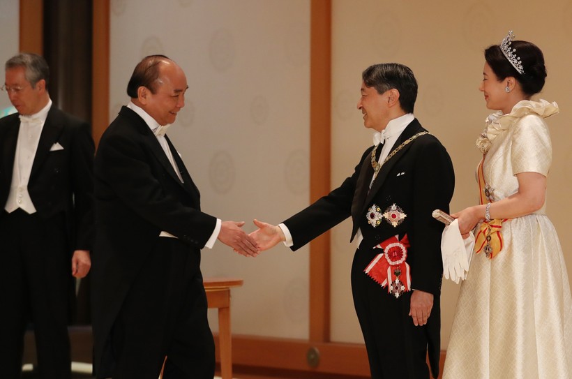 Thủ tướng Nguyễn Xuân Phúc chúc mừng Nhà vua Naruhito và Hoàng hậu. Ảnh: Hoàng gia Nhật Bản
