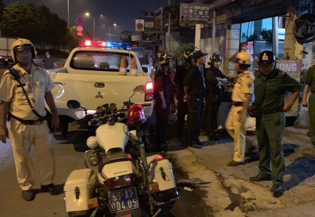 Cảnh sát tạm giữ nhiều xe “quái dị” khi đột kích bất ngờ một tiệm sửa xe