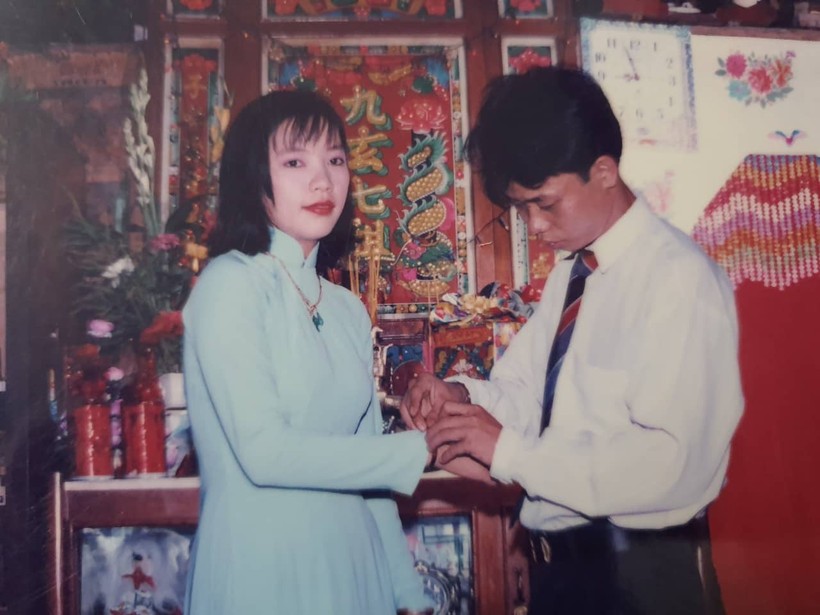 Hoàng Po đã khoe những bức hình chụp trong đám cưới của ba mẹ 24 năm trước và một câu chuyện tình tuyệt đẹp.