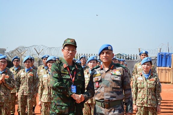 Thượng tướng Trần Quang Phương và Trung tướng Shailesh Tinaika. Ảnh BQP