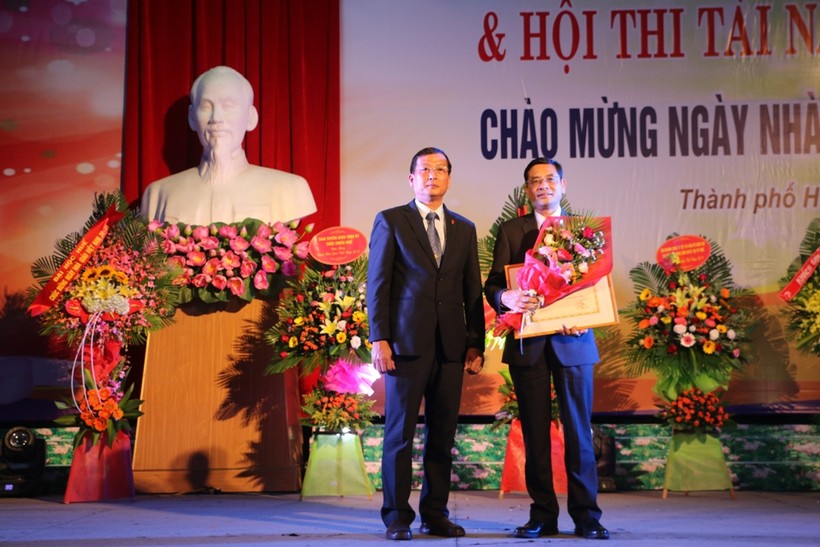 TS. Trương Quý Tùng – PGĐ ĐH Huế trao bằng khen của Bộ trưởng Bộ GD&ĐT tặng tập thể Trường ĐH Kinh tế Huế