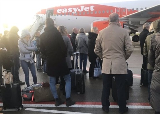 EasyJet cho biết họ đang điều tra lý do làm sao một hành khách có thể lên nhầm chuyến bay - Ảnh: THÈATTRADER.