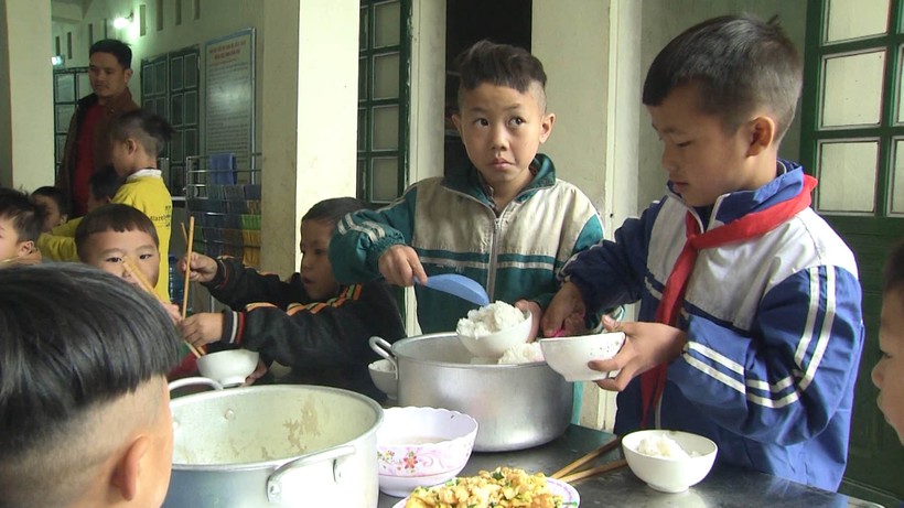 Bữa ăn bán trú Trường PTDT Bán trú THCS xã Phong Niên, huyện Bảo Thắng.