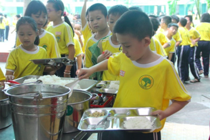 Cân đối thành phần, bảo đảm dinh dưỡng trong bữa ăn học đường rất quan trọng cho sự phát triển của trẻ. Ảnh minh hoạ