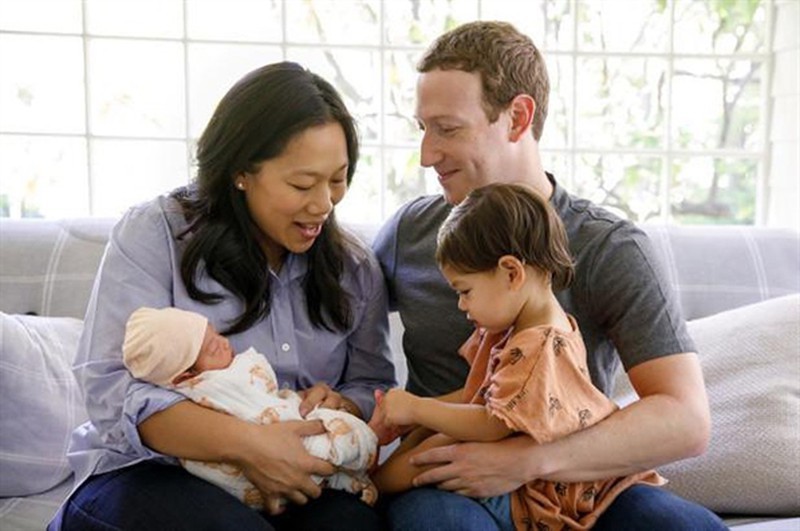 Gia đình hạnh phúc với hai cô con gái của vợ chồng tỷ phú Mark Zuckerberg.