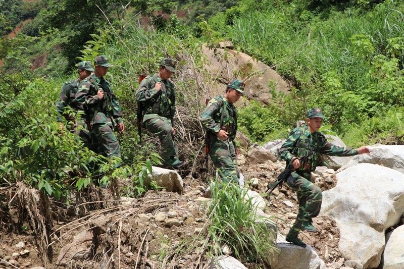 Cán bộ, chiến sỹ Đồn biên phòng Hua Bum tuần tra bảo vệ an ninh biên giới