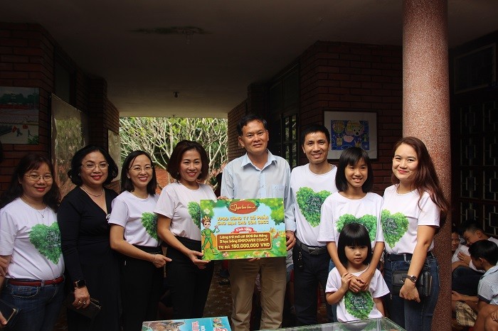 Đại diện Làng trẻ em SOS Đà Nẵng nhận những món quà từ VPĐD Công ty cổ phần Cho Bạn Cho Con CBCC.