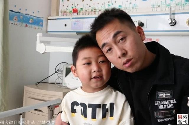 Anh Yang Fangqin và cậu con trai Yang Hua, 8 tuổi.