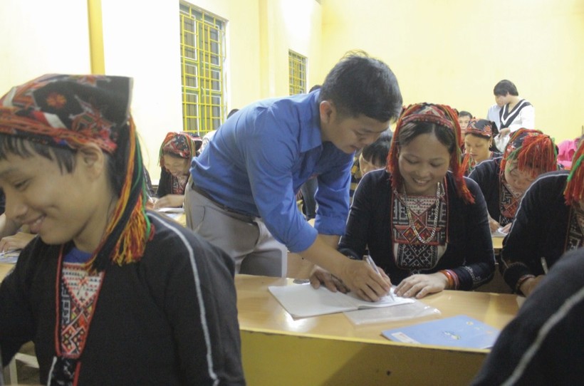 Những giáo viên không chuyên tham gia giảng dạy lớp xóa mù chữ thôn 9 Khuôn Thống xã Tân Lĩnh.