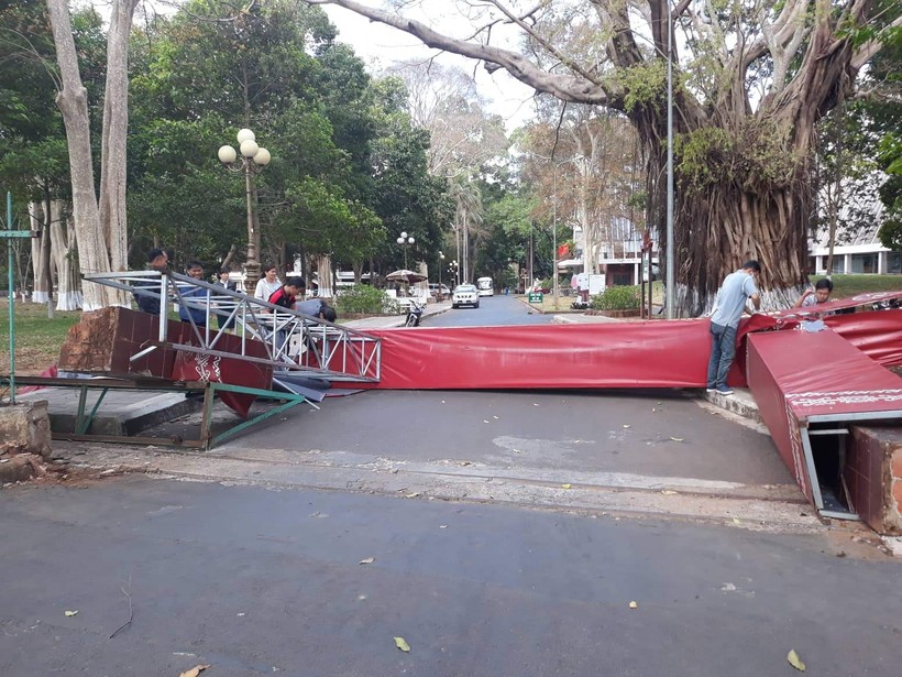 Vì sao cổng Bảo tàng tỉnh Đắk Lắk bị sập?