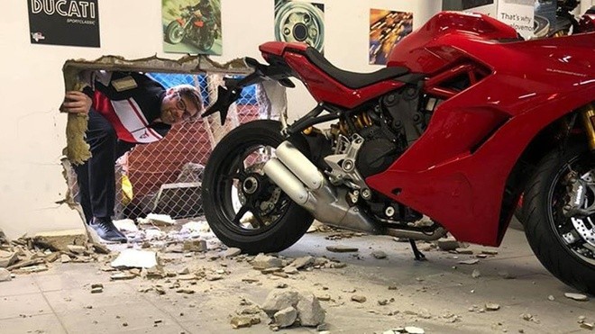 Khoét thủng tường, trộm Ducati trị giá 40.000 USD