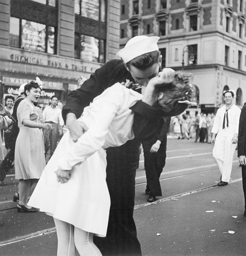 Nụ hôn ở Quảng trường Times – New York (Mỹ) trong ngày kết thúc Thế chiến thứ Hai (14/8/1945) do nhiếp ảnh gia Alfred Eisenstaedt chụp. 