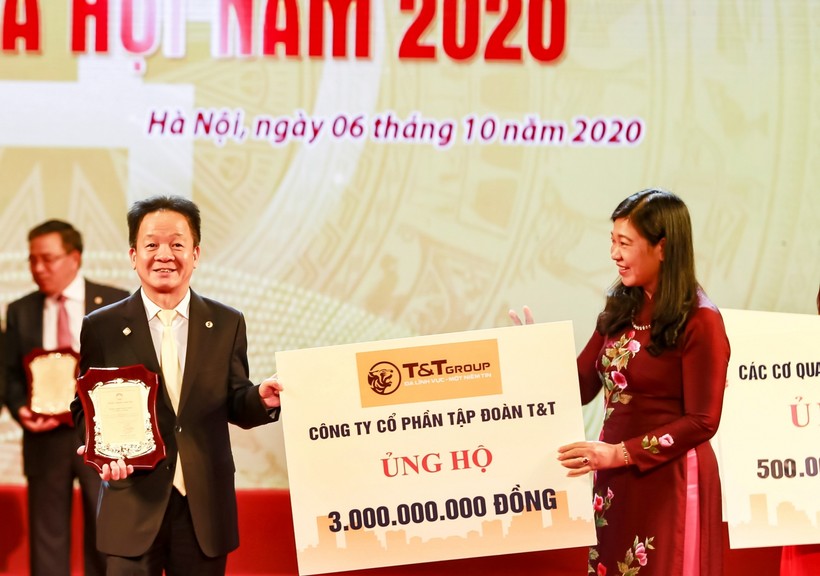 Chủ tịch HĐQT kiêm TGĐ Tập đoàn T&T Group - Ông Đỗ Quang Hiển (bên trái) trao ủng hộ Quỹ Vì người nghèo của thành phố Hà Nội