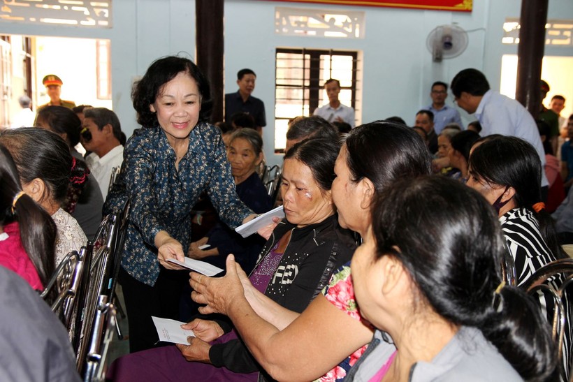 Đồng chí Trương Thị Mai chia sẻ khó khăn với người dân Thừa Thiên - Huế.