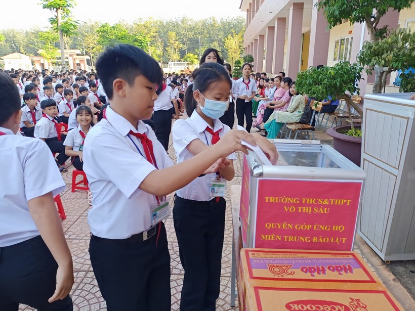 Các em học sinh Trường THCS-THPT Võ Thị Sáu (huyện Bù Gia Mập, tỉnh Bình Phước) quyên góp, ủng hộ người dân miền Trung.