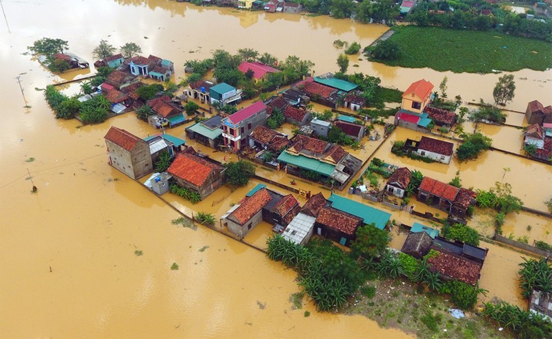  Lũ lụt miền Trung đã gây thiệt hại nặng nề về người và tài sản.