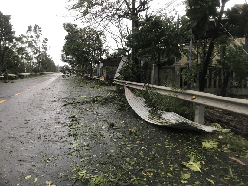 Tôn nhà dân bị gió cuốn bay xuống đường trong cơn bão số 9 vừa qua. 