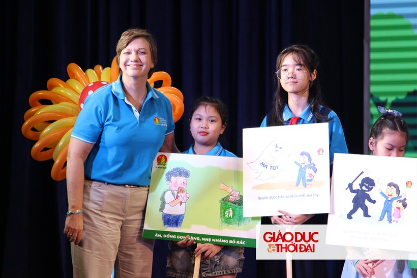 Bà Rana Flowers Trưởng đại diện Quỹ Nhi đồng Liên hợp quốc UNICEF tại Việt Nam cùng các học sinh tham gia ngày ngày hội.