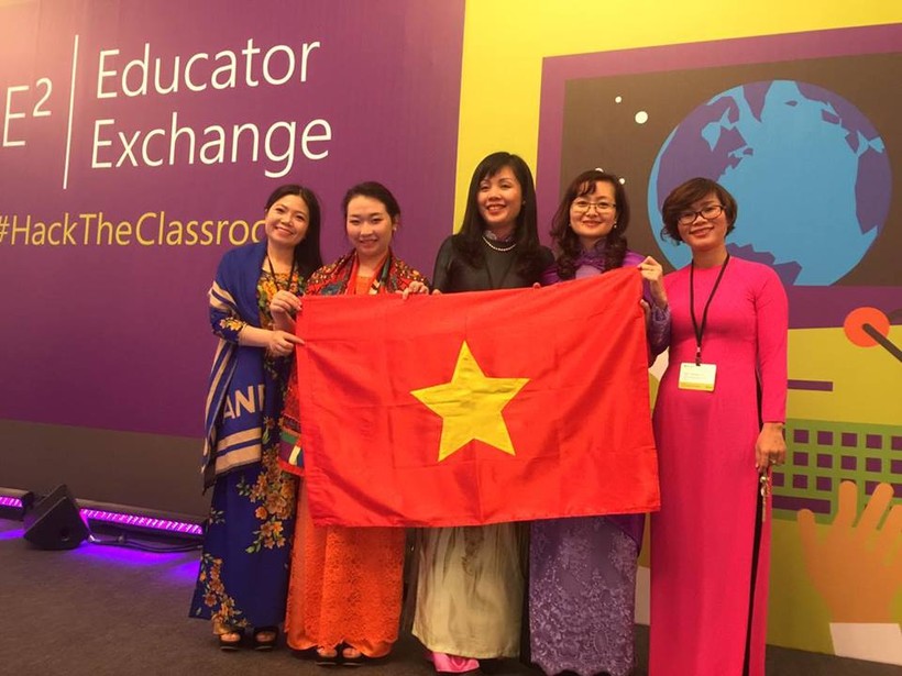 Cô  Vũ Bích Phương (thứ hai từ trái sang) tham dự Diễn đàn giáo dục toàn cầu tại châu Âu.