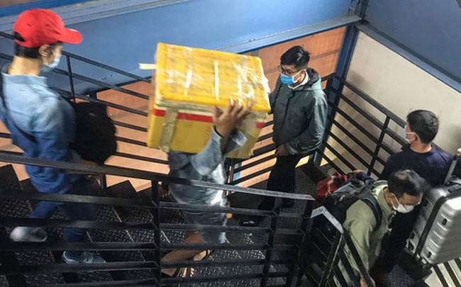 Hành khách thở dốc khi vác hành lý 4 tầng để đón xe công nghệ tại Tân Sơn Nhất
