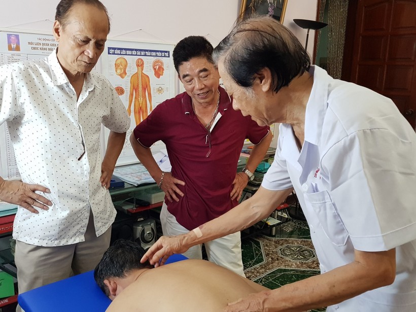 Lương y Trần Thanh Xuân đang chăm sóc chữa bệnh cho bệnh nhân.