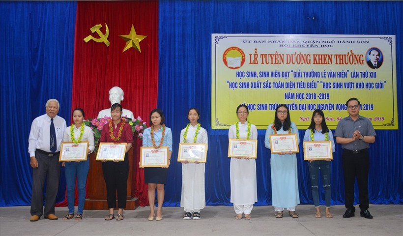 NGƯT Nguyễn Hữu Xạ (trái) trao Giải thưởng Lê Văn Hiến cho HS quận Ngũ Hành Sơn.