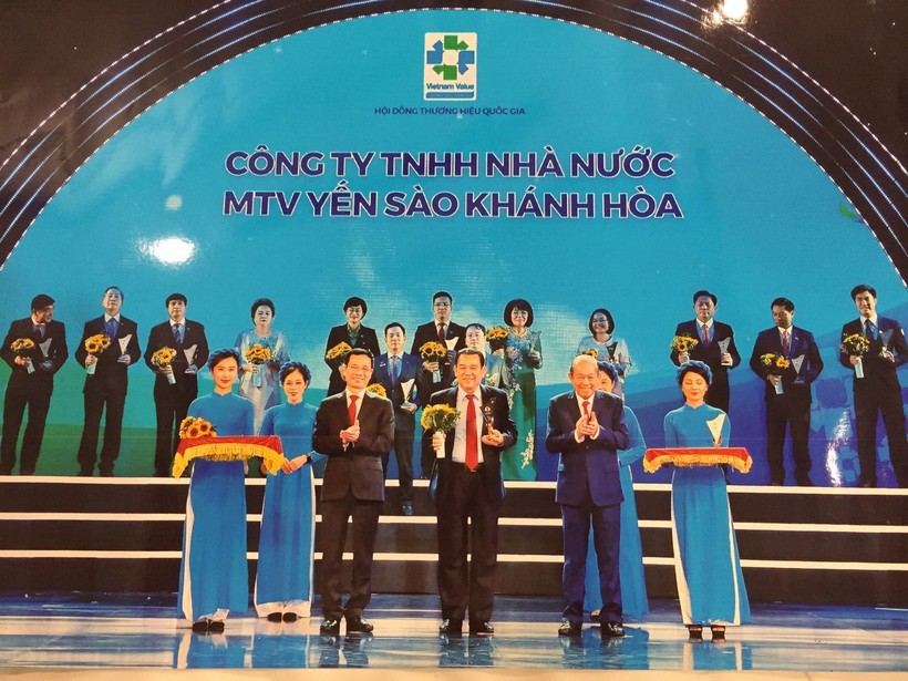 Ông Nguyễn Anh Hùng, Chủ tịch Hội đồng Thành viên Công ty Yến sào Khánh Hòa vinh dự nhận Biểu trưng Thương hiệu Quốc gia 2020