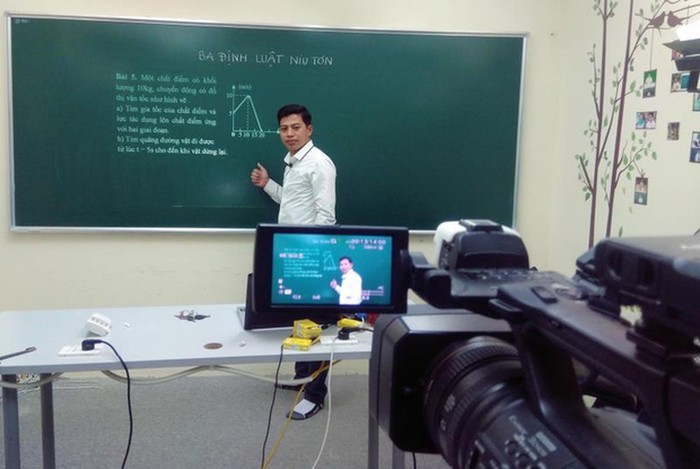 Giáo viên Việt Nam dạy trực tuyến trên truyền hình.	 Ảnh: Thế Đại