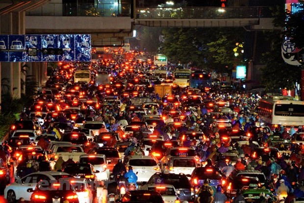 Ùn tắc giao thông sẽ khó giải quyết nếu hạ tầng không theo kịp tốc độ gia tăng của phương tiện xe cá nhân. (Ảnh: Minh Hiếu/Vietnam+)
