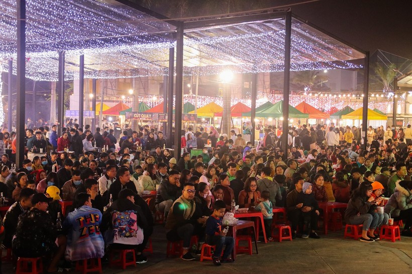 Người dân vui chơi tại khu giải trí Helio Center Đà Nẵng.