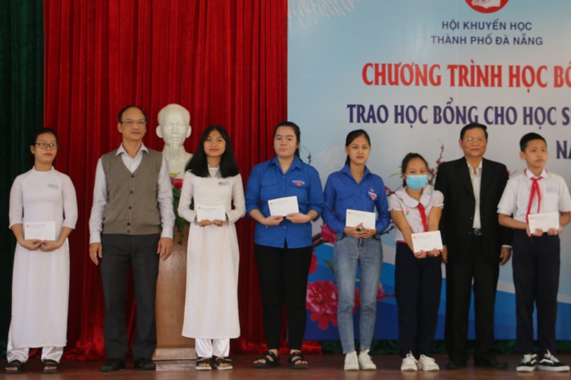 Đại diện Thành Đoàn Đà Nẵng phối hợp với Hội Khuyến học thành phố và Ngân hàng Nhà nước Việt Nam chi nhánh Đà Nẵng trao học bổng cho học sinh.