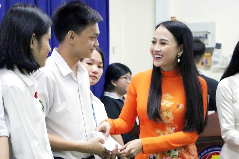 TS Nguyễn Thị Quốc Minh trao học bổng cho SV. Ảnh: NVCC.