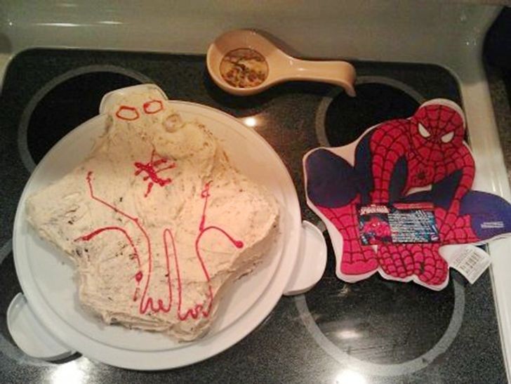 Hì hục cả buổi chiều, cô vợ làm được chiếc bánh sinh nhật này.
