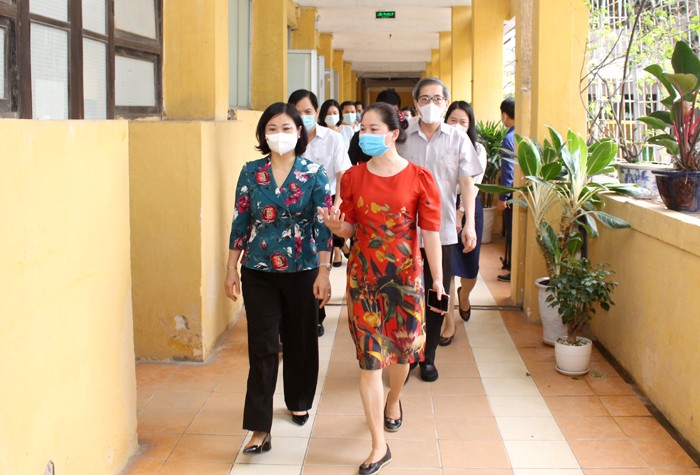 Phó Bí thư Thường trực Thành ủy Nguyễn Thị Tuyến kiểm tra tại điểm thi Trường THPT Nguyễn Trãi