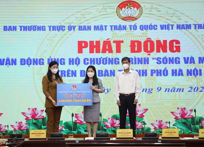 Thành đoàn Hà Nội ủng hộ 3.000 máy tính cho Chương trình "Sóng và máy tính cho em".

