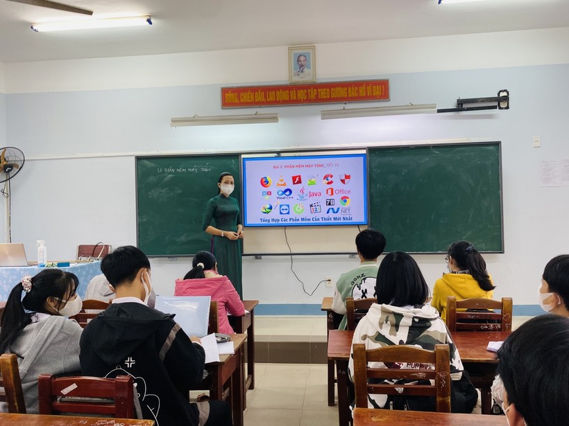 Giờ học tin học của học sinh PTTH PHan Bội Châu, TP Tam Kỳ
