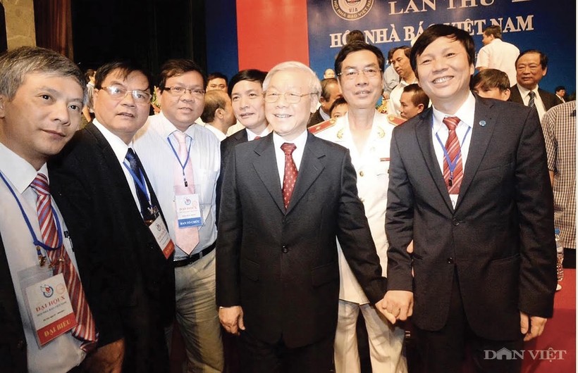 Nhà báo Hồ Quang Lợi và các đồng nghiệp đón Tổng bí thư Nguyễn Phú Trọng tại Đại hội X Hội nhà báo Việt Nam tháng 8/2015.