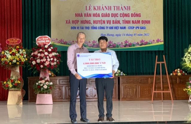 Ông Đỗ Đông Nguyên - Thành viên độc lập HĐQT PV GAS - trao chứng nhận tài trợ công trình cho xã Hợp Hưng, Nam Định.
