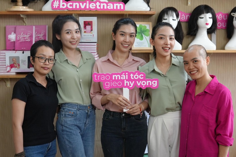 Thí sinh Miss World Vietnam 2022 cắt tóc ủng hộ bệnh nhân ung thư vú