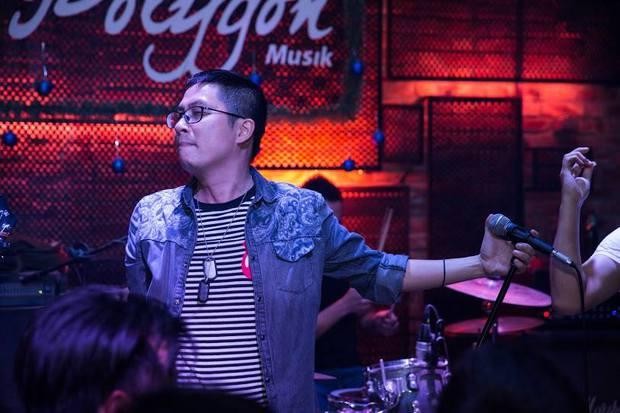 Nhà báo Xuân Thi sinh năm 1983 từng đảm nhận vai trò nhạc sĩ kiêm giọng ca chính của ban nhạc rock Small Fire.
