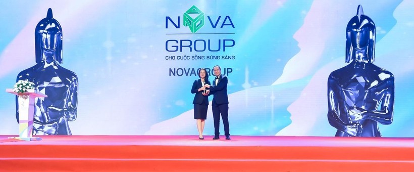 Đại diện HR Asia trao giải thưởng “Nơi làm việc tốt nhất châu Á 2022” cho bà Nguyễn Bạch Kim Vy – PTGĐ Vận hành NovaGroup.