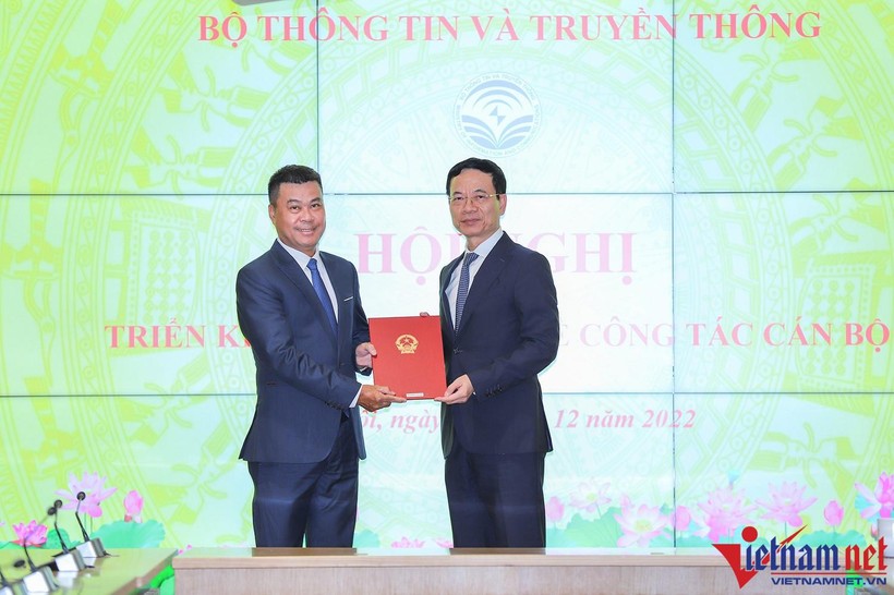 Ông Nguyễn Văn Bá nhận quyết định điều động làm Tổng biên tập Báo VietNamNet