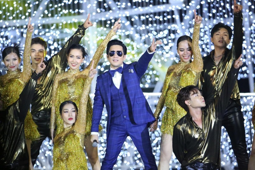 Ca sĩ Quang Hà mang đến Người đẹp biển ca khúc Người tình trăm năm và hâm nóng không khí đêm diễn trên nền nhạc Dancing all night.