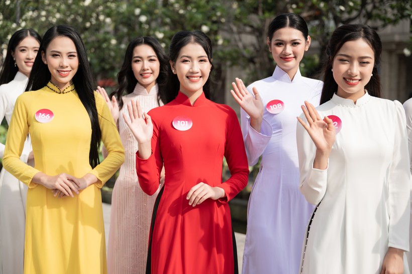 Top 35 Hoa hậu Việt Nam duyên dáng áo dài dâng hương ở tượng đài Bác Hồ